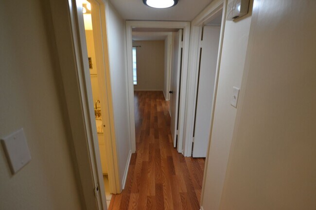 Building Photo - Newly updated, 2 bedroom, 2 bath Condo at Westdale Club Condos
