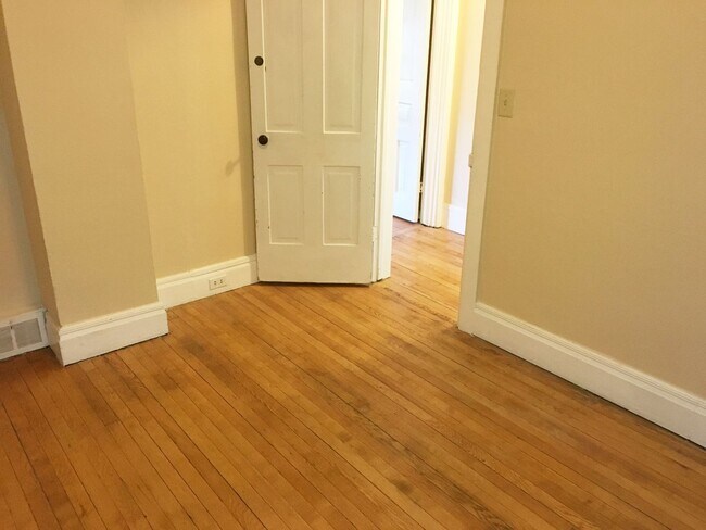 Building Photo - 4-bedroom 1 Bath Single-Family Home Near D...