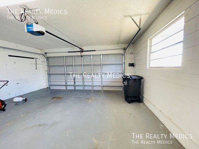 Building Photo - 637 Parkwood Ave