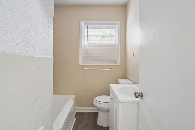 Building Photo - Close to Local Amenities and Downtown