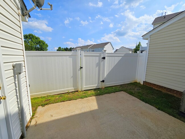 Building Photo - 205 Spring Crossing Cir