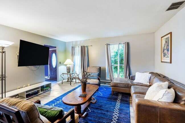 Building Photo - 247 Strawridge Rd