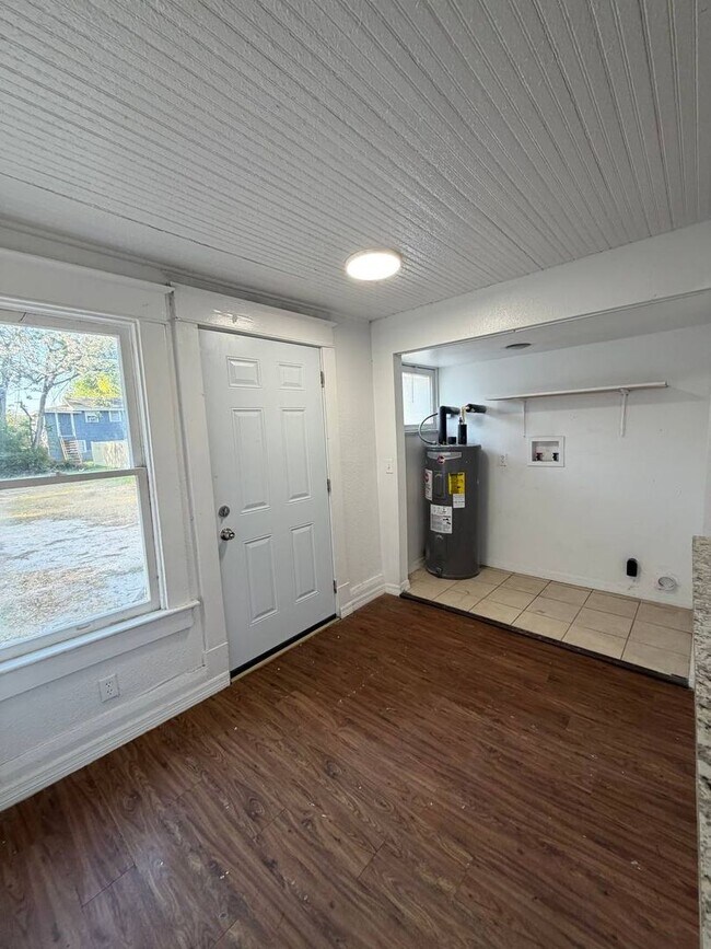 Building Photo - Orange St