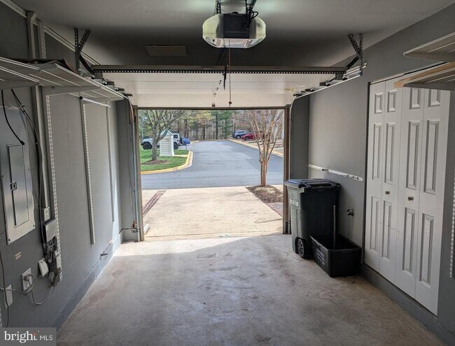 Building Photo - 1891 Crescent Park Dr