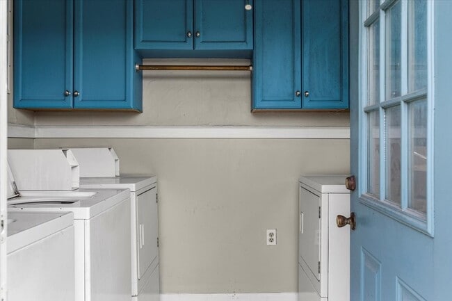 Building Photo - 1914 Larrabee St