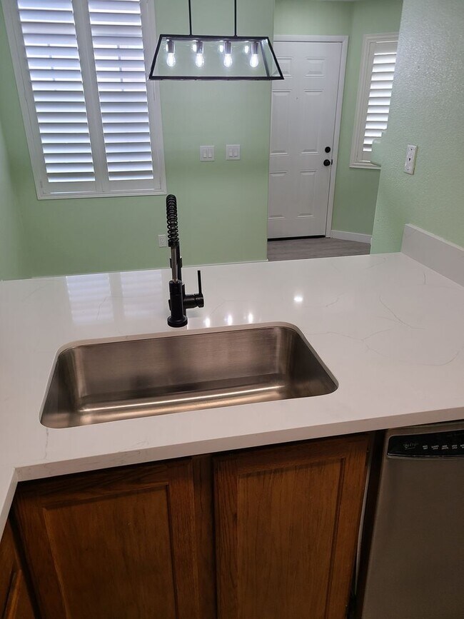 Building Photo - 3 BDRM 2.5 BATH GATED TOWNHOME