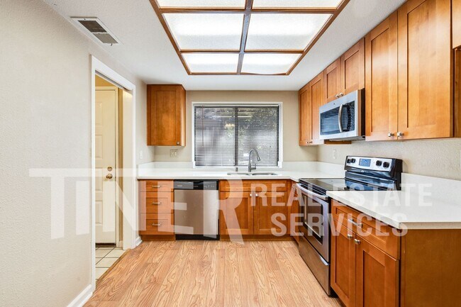 Building Photo - Updated & Beautiful Crosswoods Home