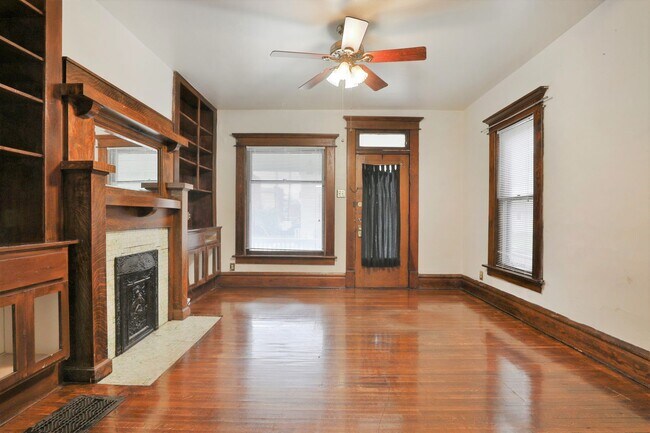 Building Photo - Large 5 Bedroom North Campus Townhouse - 1st house from High Street