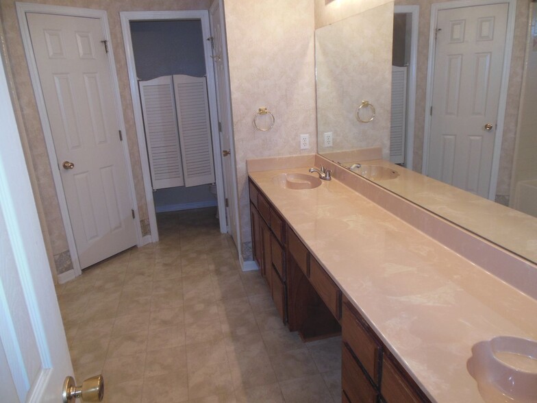 Building Photo - 4106 Fawn Dr