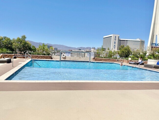 Building Photo - GREAT 1 BED, 1 BATH 867 SQFT HIGH RISE CON...