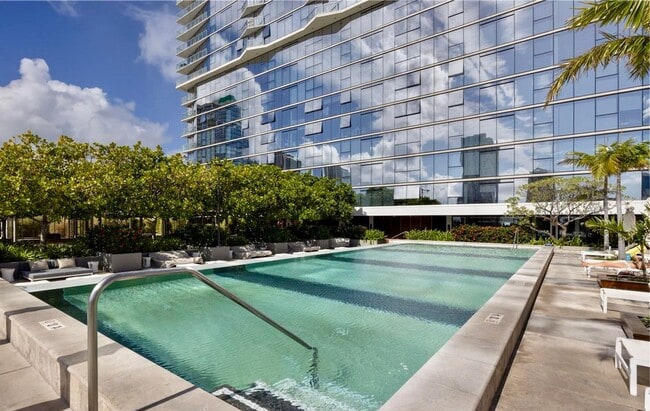 Building Photo - Spectacular 3 bedroom 3 bath Penthouse in the Kakaako Area