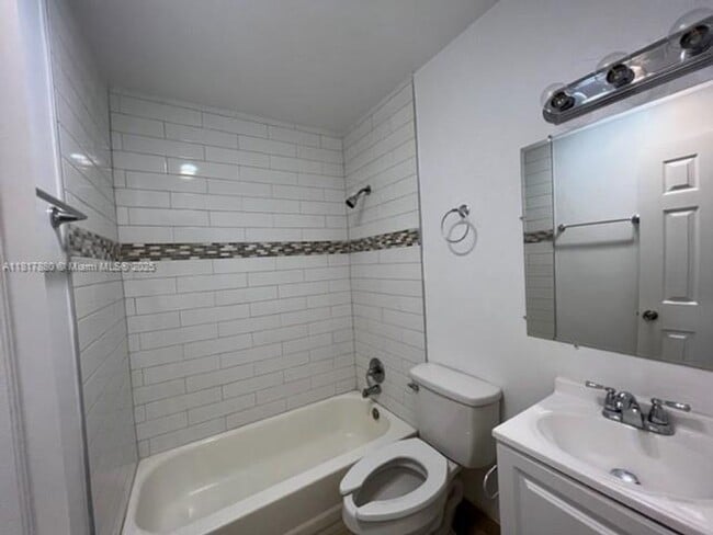Building Photo - 939 Magnolia Dr