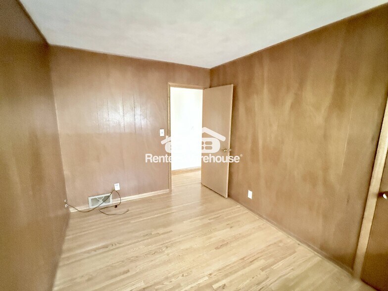 Building Photo - 3813 W 60th St