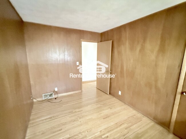 Building Photo - 3813 W 60th St