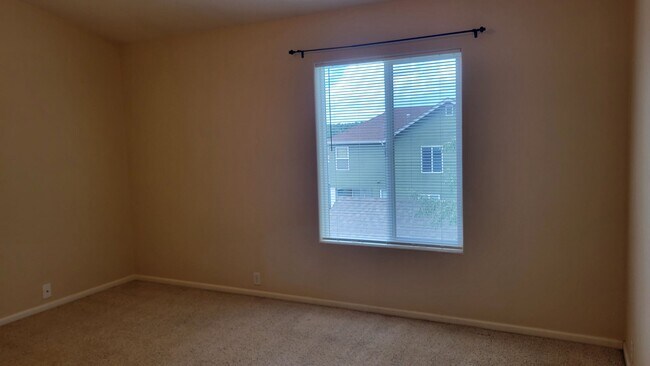 Building Photo - Single Family 3 Bed, 2.5 Bath Home - Avail...
