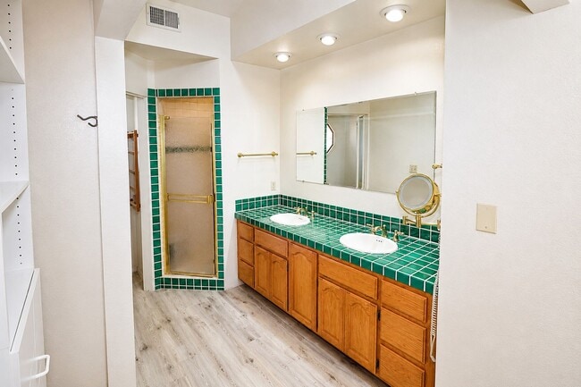 Building Photo - OWNER REMODEL - STUDENT RENTAL NEAR CAMPUS – HUGE DISCOUNT + ONE MONTH FREE!