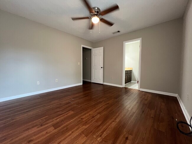 Building Photo - 31 Somerset Townhouse