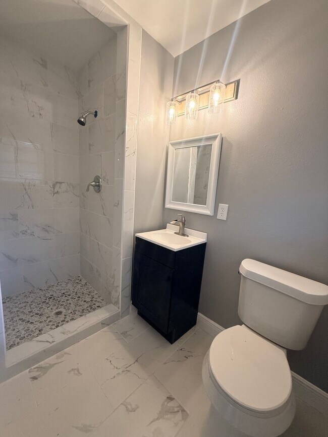 Building Photo - Newly Renovated Property - Family Home