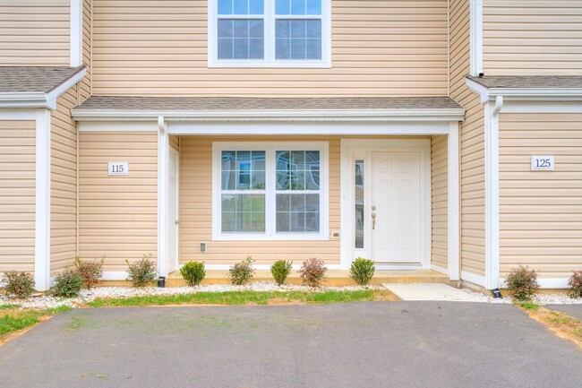 Building Photo - Oak Tree Townhome| 3 Story| 3 Bed 3.5 Bath...