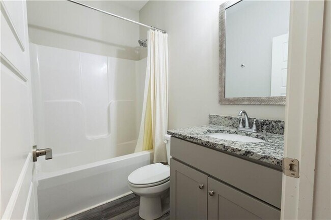 Building Photo - 214 Oakwood Dr