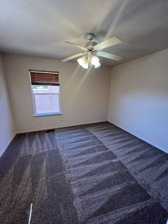 Building Photo - Beautiful 4 bedroom , 2.5 Bathroom 3 car g...