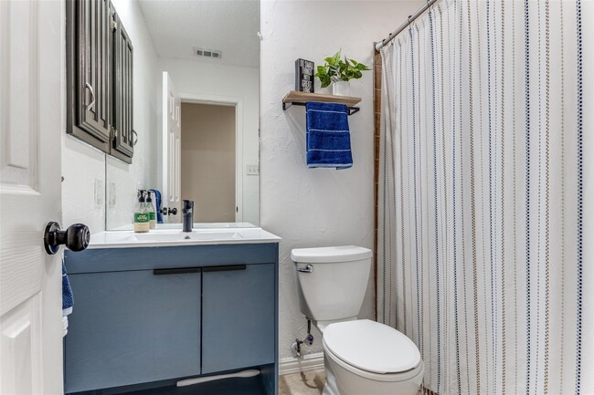 Guest Bathroom - 3313 Courtland Pl