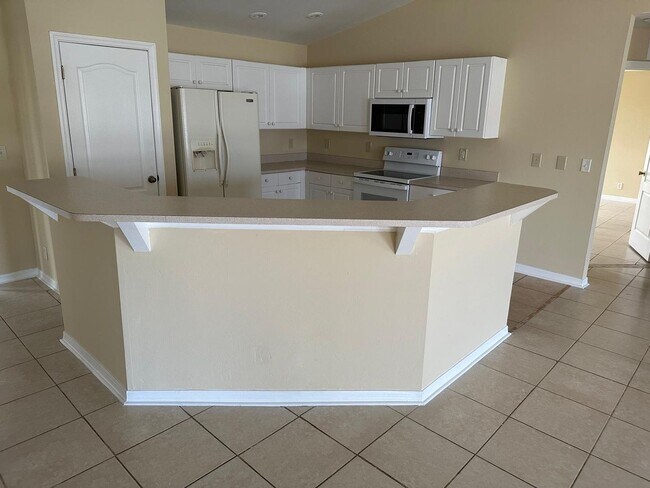 Building Photo - Spacious 3-Bed + Den Home with 2-Car Garag...
