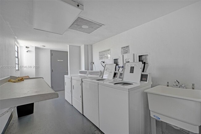Building Photo - 20400 W Country Club Dr