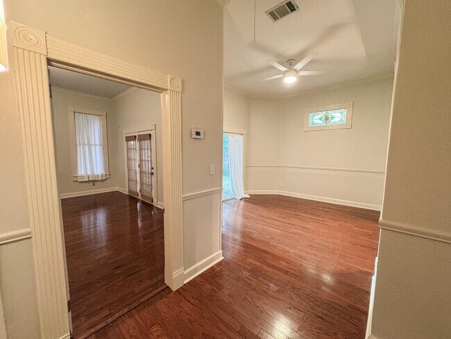 Building Photo - 305 W Brazos St