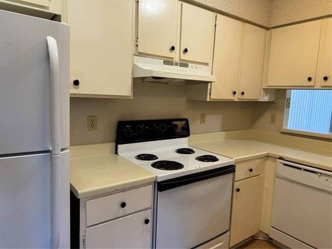 Building Photo - 1400 Matthews Ln