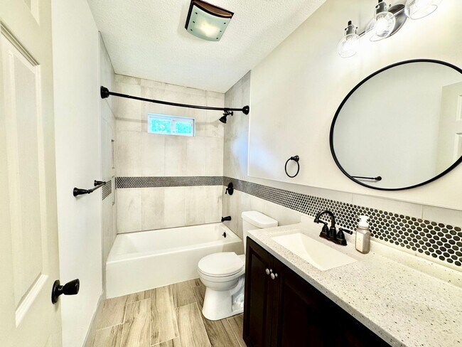 Building Photo - Charming Updated Home in Walkable Westwood