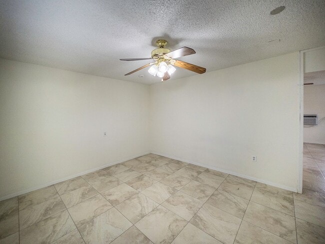 Building Photo - 1 bed and 1 bath located in Henderson!