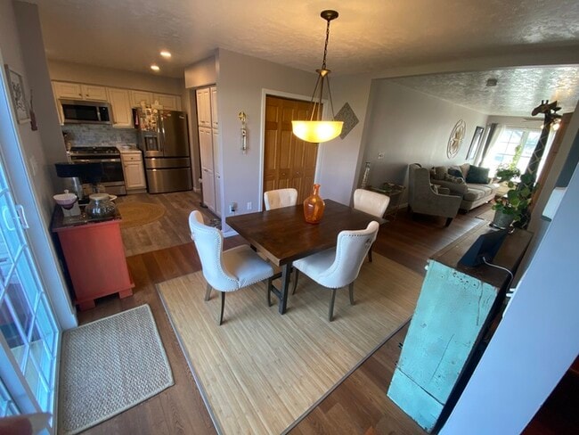 Building Photo - Gorgeous 3 bedroom 2.5 bath with one stall detached garage and fenced in backyard for rent!