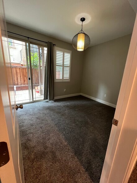 ground floor room with new carpet and full bathroom, access to backyard - 2904 Worthing Cmn