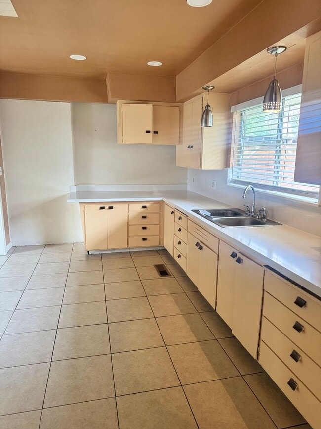 Building Photo - Single Family Home