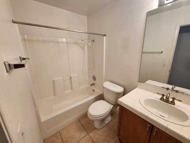 Building Photo - Cozy 3Bed/2Bath/2Car Residence located in North Las Vegas!