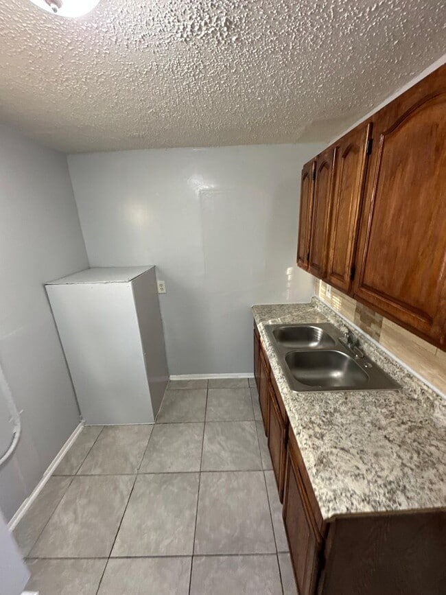 Building Photo - 1528 Mt Herman St