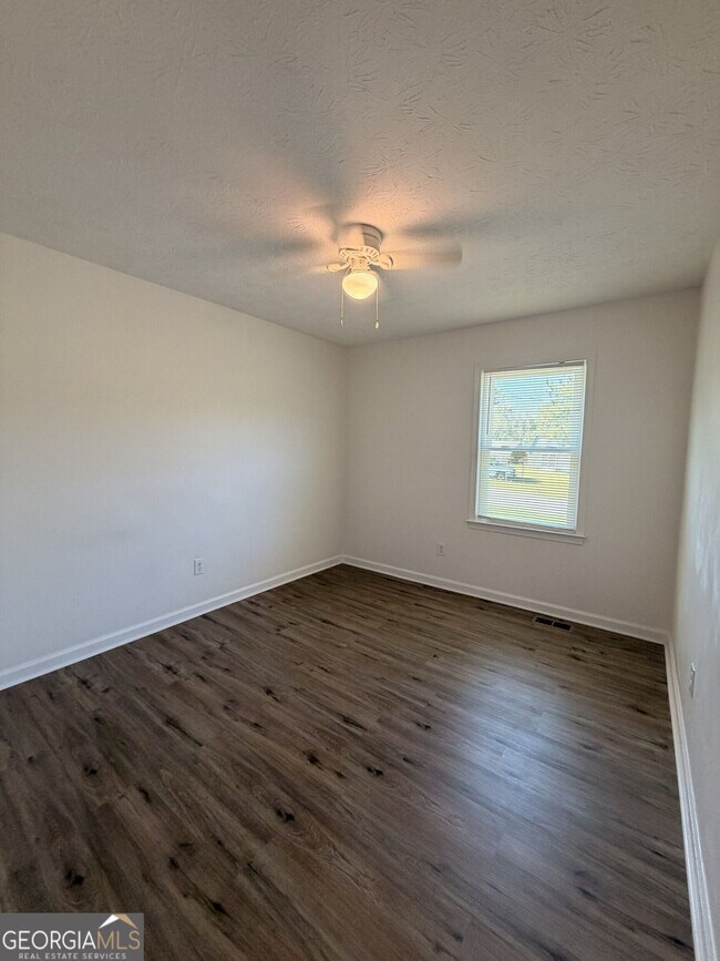 Building Photo - 640 Valerie Cir