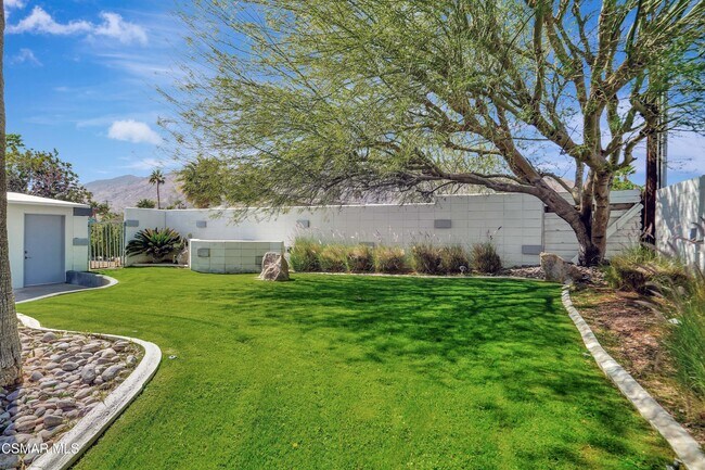 Building Photo - 1102 E Adobe Way