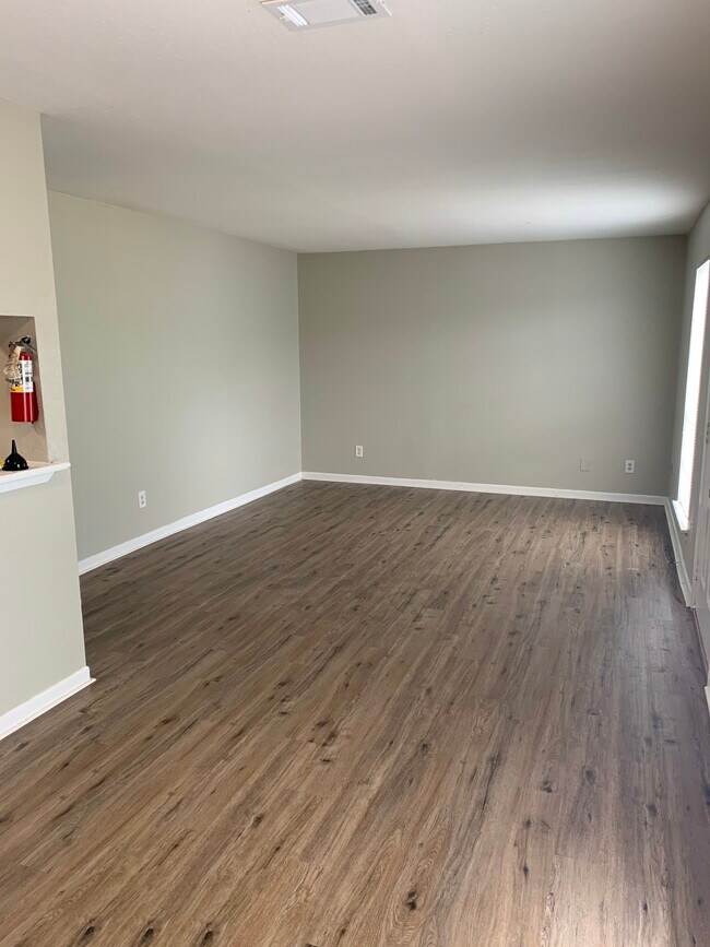 Building Photo - 932 7th Ave N