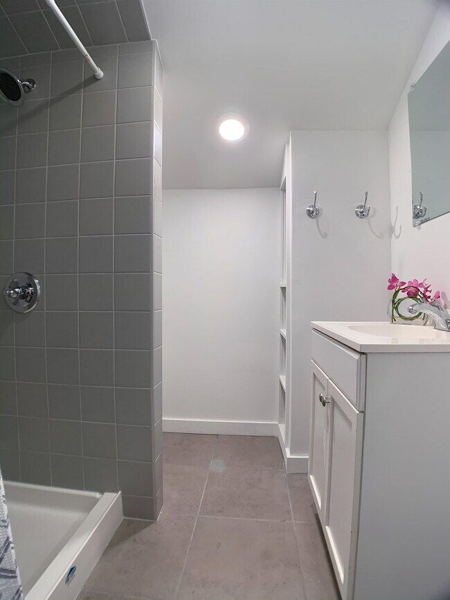 Building Photo - 404 N Findlay Ave