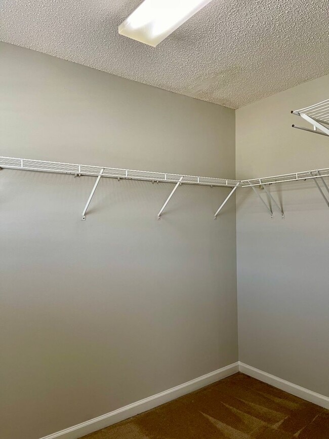Building Photo - Lovely 3 Bedroom/2.5 Bath Town Home w/ Garage!