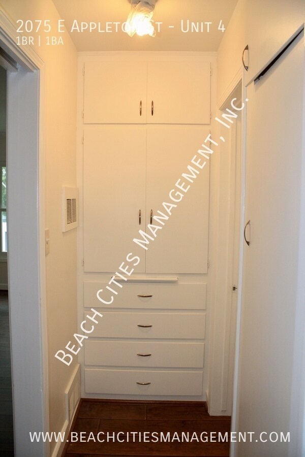 Building Photo - 2075 E Appleton St