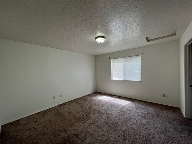 Building Photo - 11829 Shelburne St