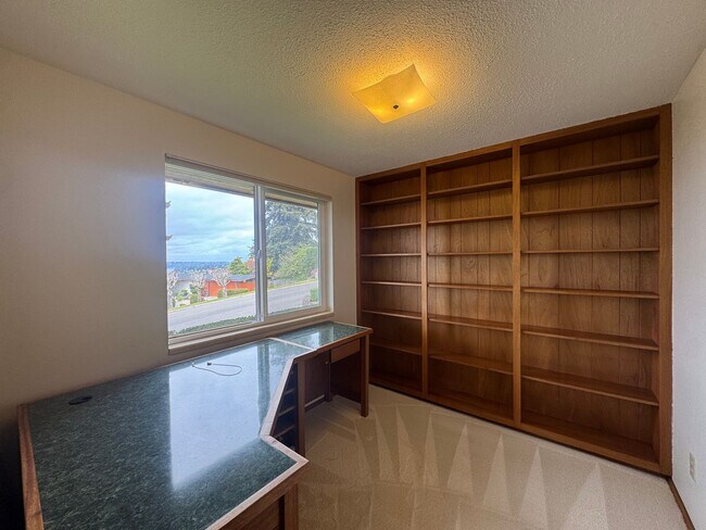 Building Photo - Stunning Three Bedroom With Amazing Views!