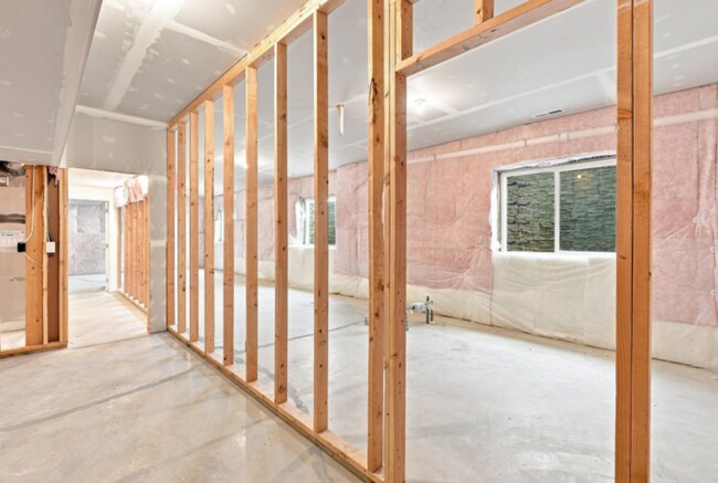 Building Photo - Spacious Columbia Floorplan with Full Unfinished Basement