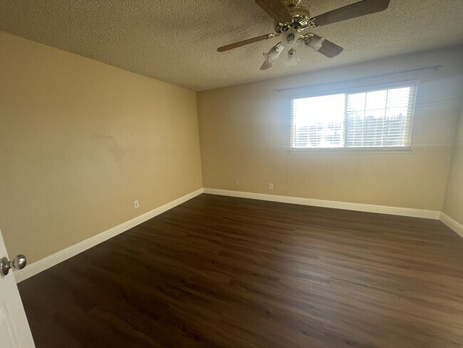 Building Photo - 160 Vail Ct