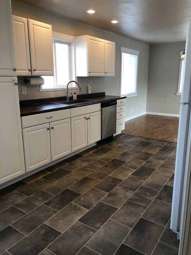 Building Photo - Cozy Home!!