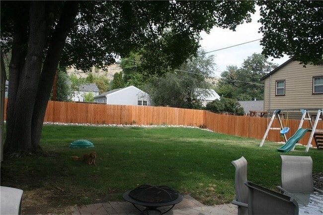 Building Photo - 3 Bedroom House with Hardwoods on West End