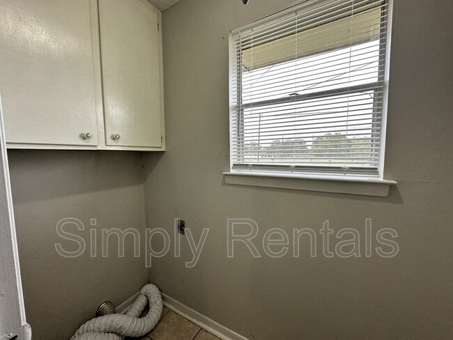 Building Photo - 407 Maple St